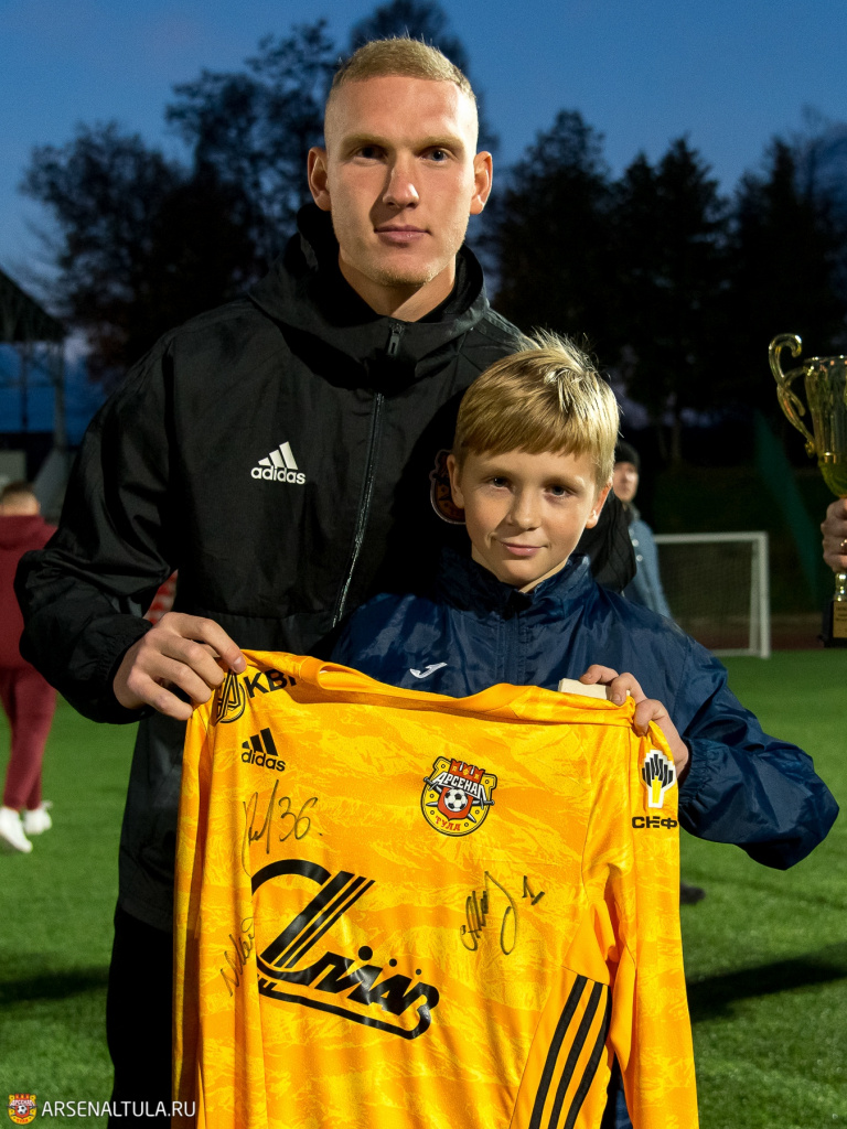 CUUG_EHqtdM.jpg CUUG_EHqtdM.jpg